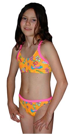 Jeune fille en maillot de bain sale